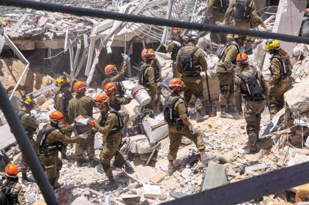 צפו: כך אנשי פיקוד העורף מחלצים מההריסות צפו: כך אנשי פיקוד העורף מחלצים מההריסות