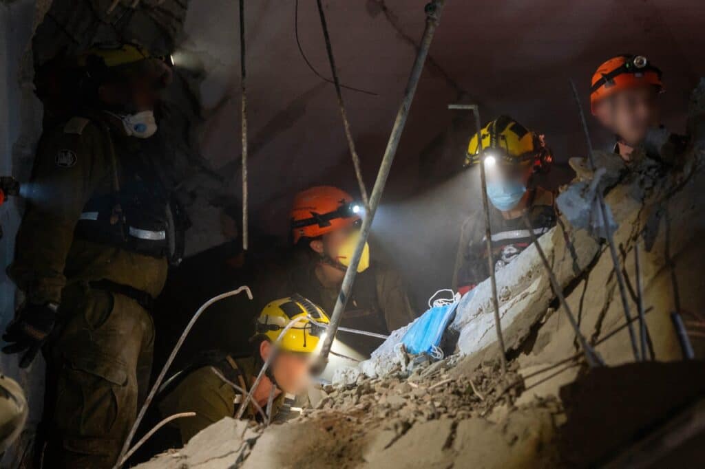 צפו: כך אנשי פיקוד העורף מחלצים מההריסות צפו: כך אנשי פיקוד העורף מחלצים מההריסות