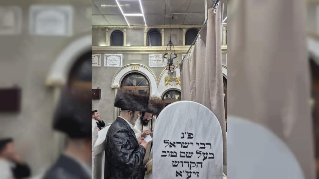 שבועות במעזיבוז': מאות חגגו מתן תורה בציון הבעל שם טוב