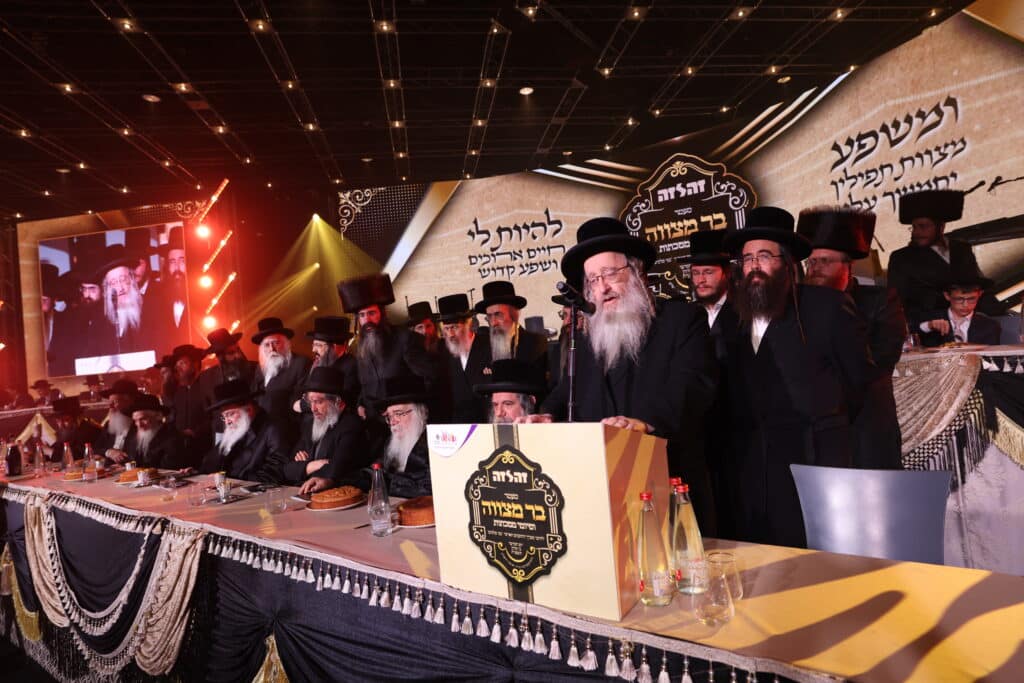 מעמד ה'בר מצוה' האדיר והמרגש שנערך ל-56 יתומי 'זה לזה' בהשתתפות גדולי הדור שליט"א 