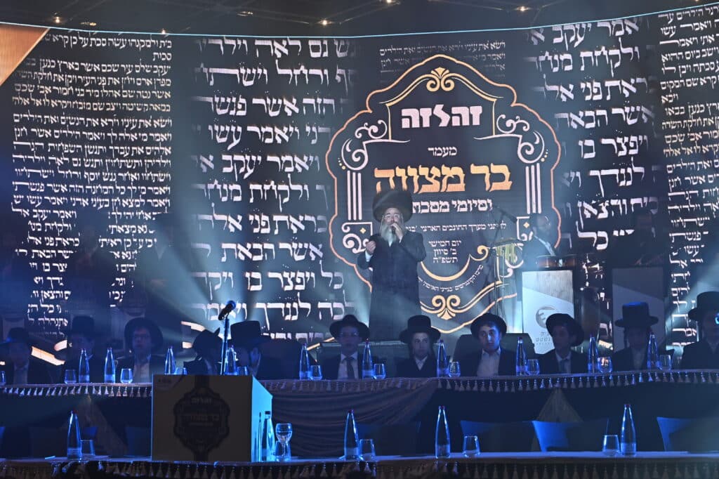 מעמד ה'בר מצוה' האדיר והמרגש שנערך ל-56 יתומי 'זה לזה' בהשתתפות גדולי הדור שליט"א 