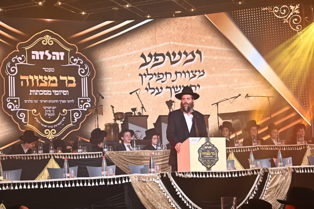 מעמד ה'בר מצוה' האדיר והמרגש שנערך ל-56 יתומי 'זה לזה' בהשתתפות גדולי הדור שליט"א 