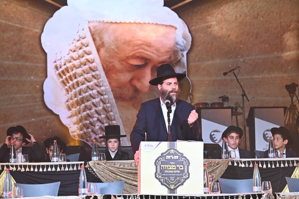 מעמד ה'בר מצוה' האדיר והמרגש שנערך ל-56 יתומי 'זה לזה' בהשתתפות גדולי הדור שליט"א 