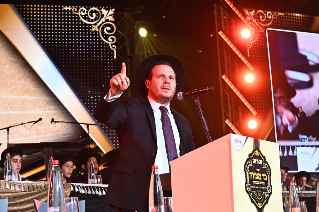 מעמד ה'בר מצוה' האדיר והמרגש שנערך ל-56 יתומי 'זה לזה' בהשתתפות גדולי הדור שליט"א 