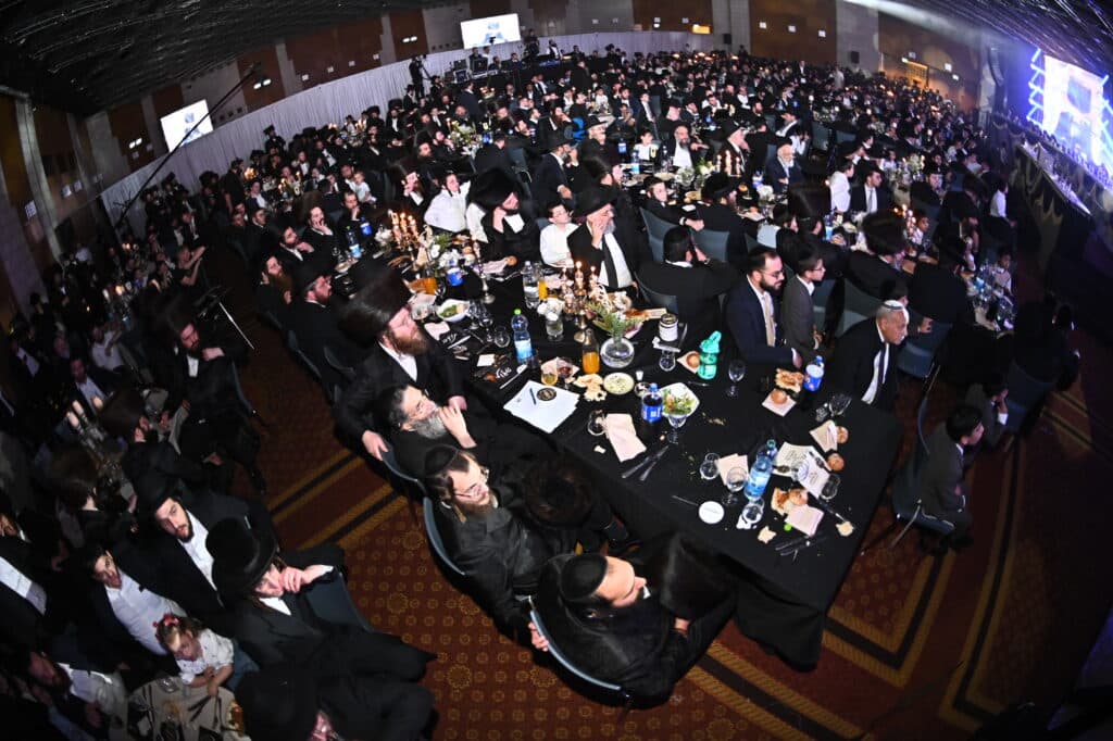 מעמד ה'בר מצוה' האדיר והמרגש שנערך ל-56 יתומי 'זה לזה' בהשתתפות גדולי הדור שליט"א 