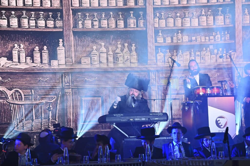 מעמד ה'בר מצוה' האדיר והמרגש שנערך ל-56 יתומי 'זה לזה' בהשתתפות גדולי הדור שליט"א 