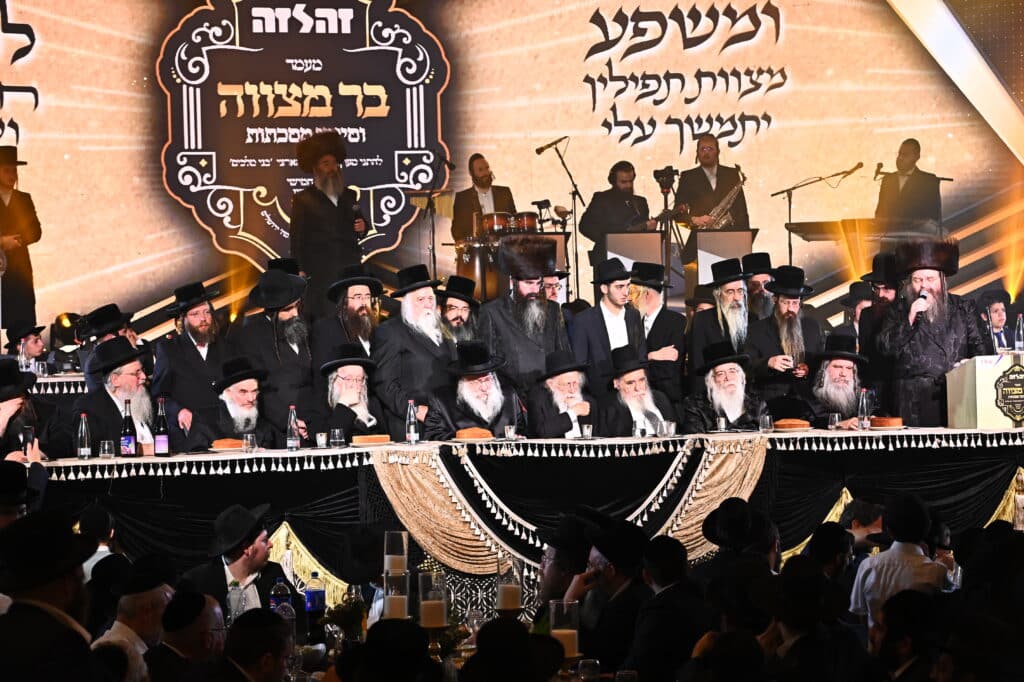 מעמד ה'בר מצוה' האדיר והמרגש שנערך ל-56 יתומי 'זה לזה' בהשתתפות גדולי הדור שליט"א 