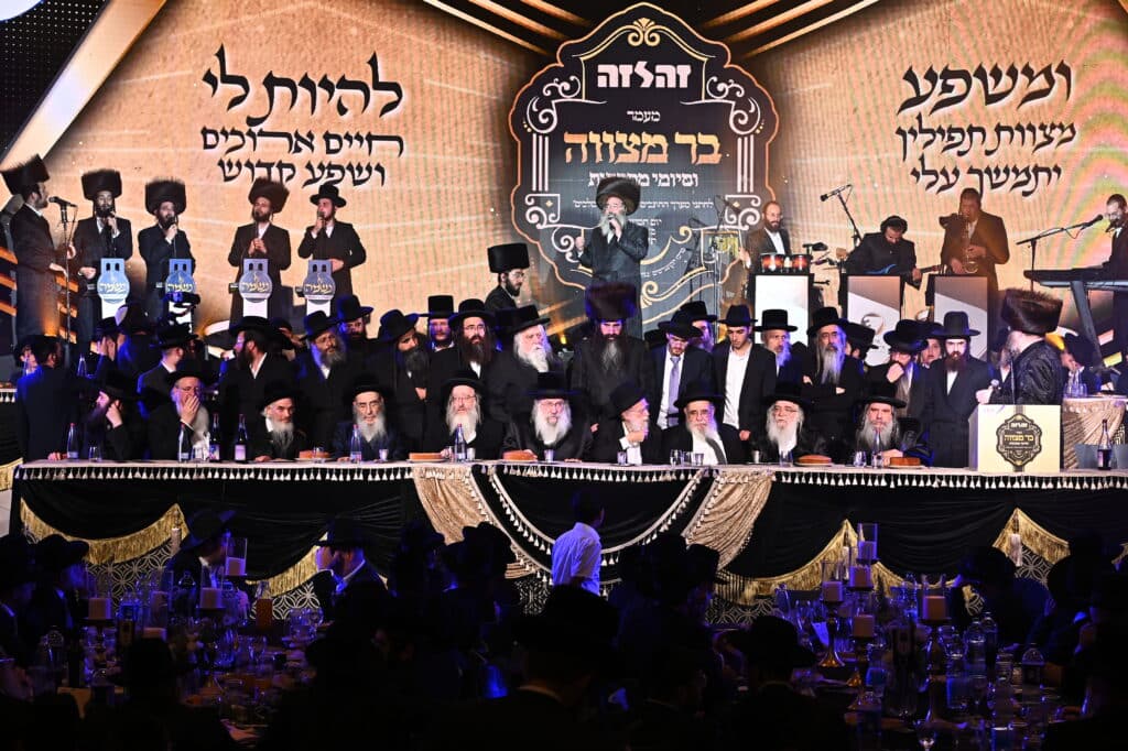 מעמד ה'בר מצוה' האדיר והמרגש שנערך ל-56 יתומי 'זה לזה' בהשתתפות גדולי הדור שליט"א 