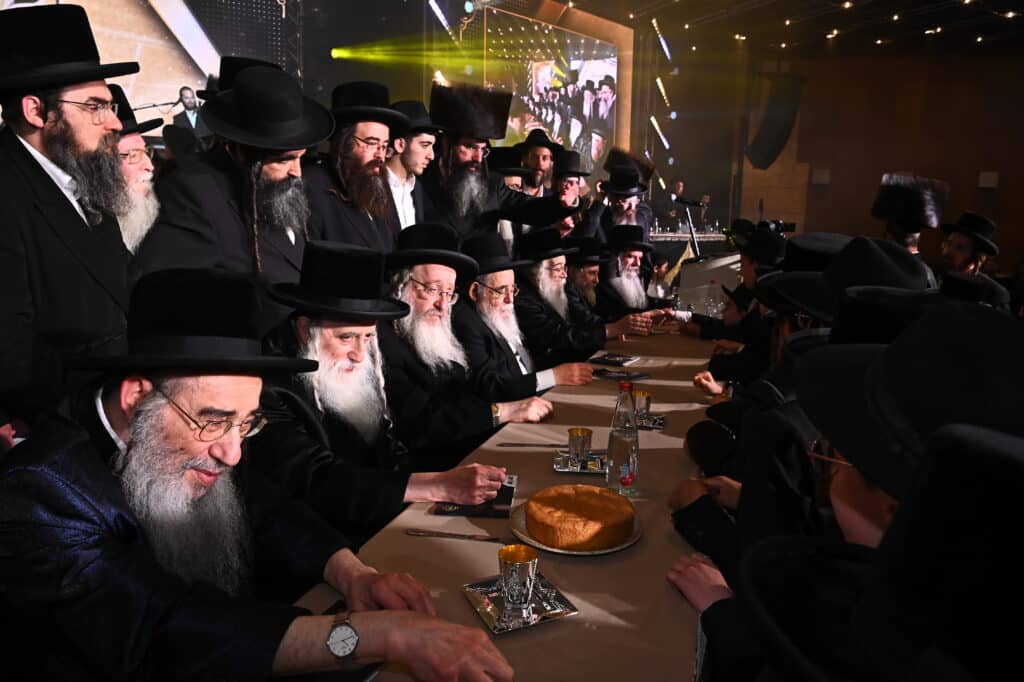 מעמד ה'בר מצוה' האדיר והמרגש שנערך ל-56 יתומי 'זה לזה' בהשתתפות גדולי הדור שליט"א 