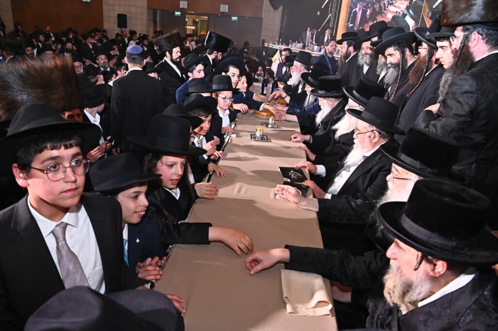 מעמד ה'בר מצוה' האדיר והמרגש שנערך ל-56 יתומי 'זה לזה' בהשתתפות גדולי הדור שליט"א 