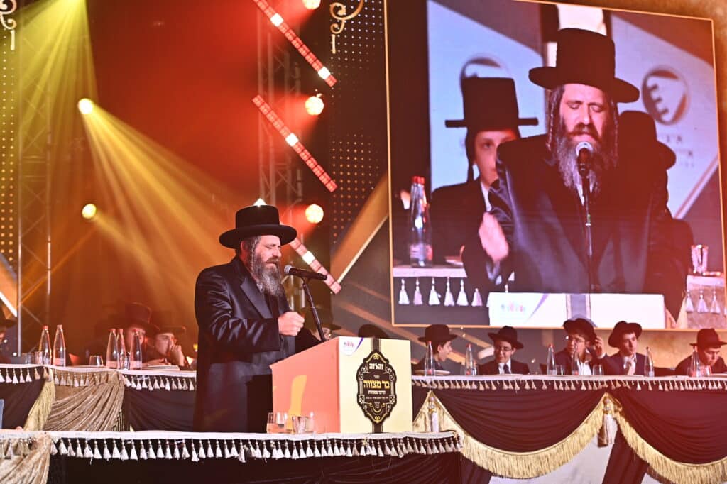 מעמד ה'בר מצוה' האדיר והמרגש שנערך ל-56 יתומי 'זה לזה' בהשתתפות גדולי הדור שליט"א 