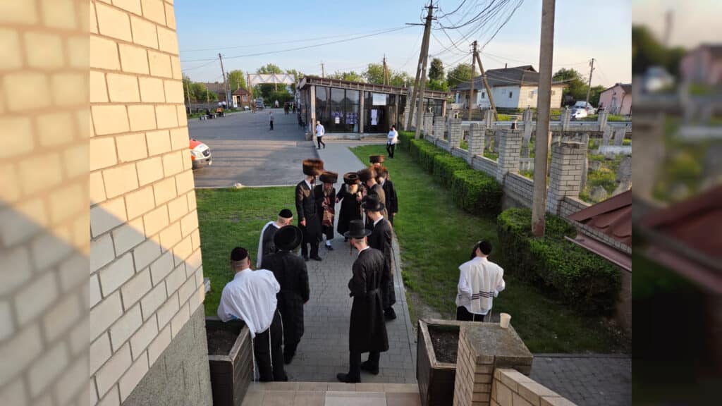 שבועות במעזיבוז': מאות חגגו מתן תורה בציון הבעל שם טוב