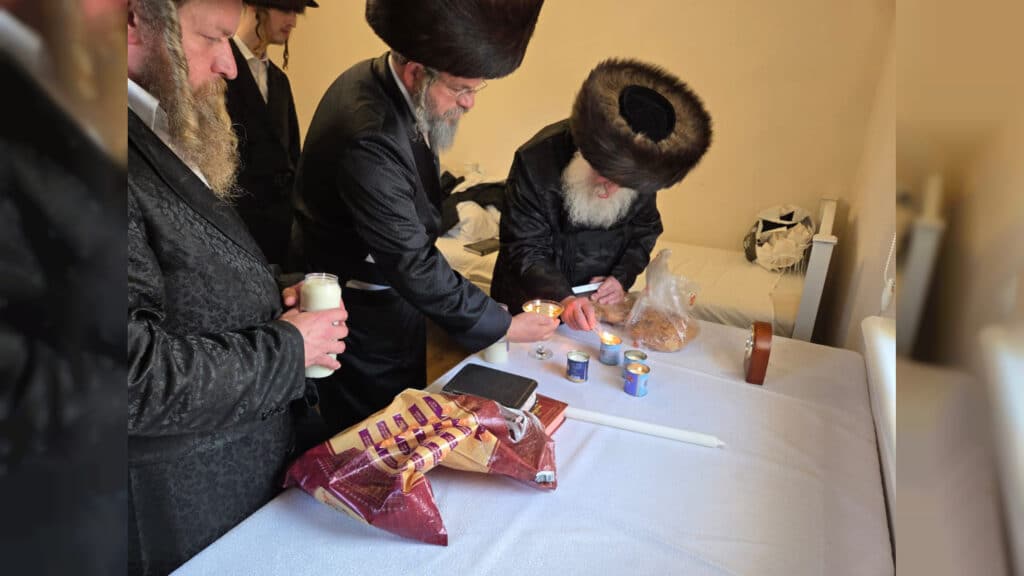 שבועות במעזיבוז': מאות חגגו מתן תורה בציון הבעל שם טוב