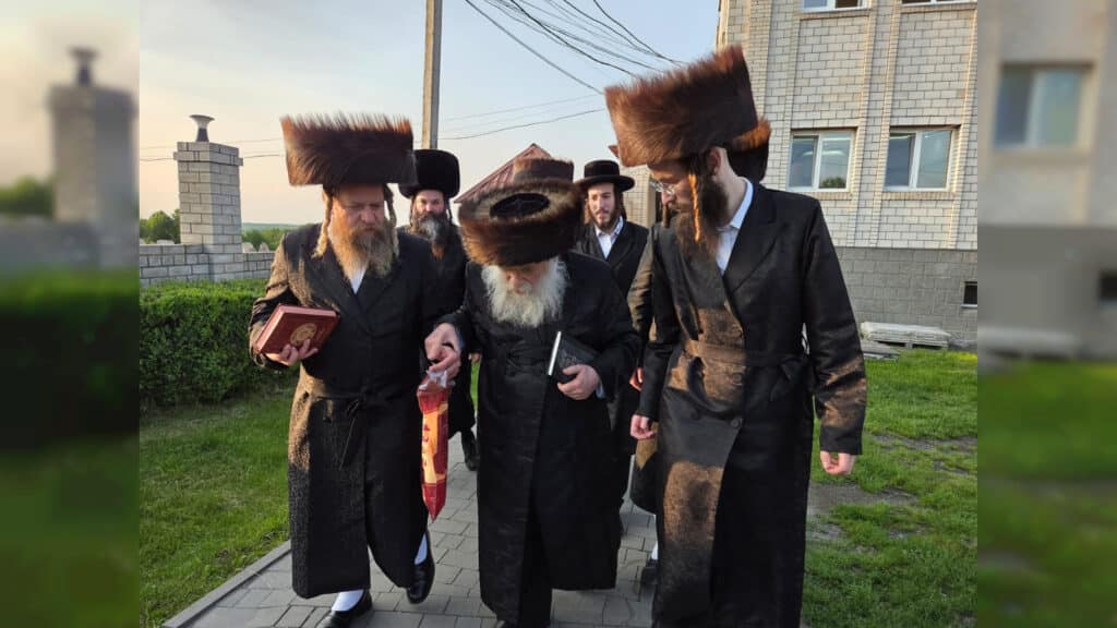 שבועות במעזיבוז': מאות חגגו מתן תורה בציון הבעל שם טוב