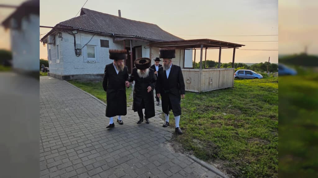 שבועות במעזיבוז': מאות חגגו מתן תורה בציון הבעל שם טוב