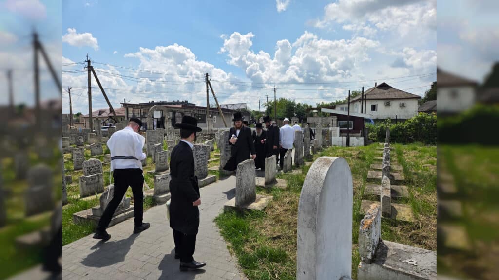 שבועות במעזיבוז': מאות חגגו מתן תורה בציון הבעל שם טוב