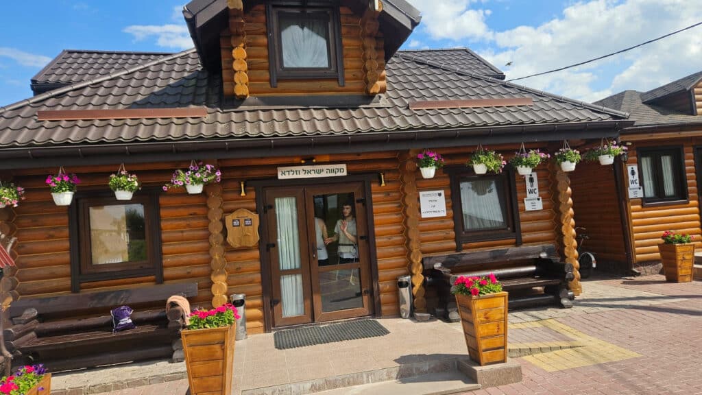 שבועות במעזיבוז': מאות חגגו מתן תורה בציון הבעל שם טוב