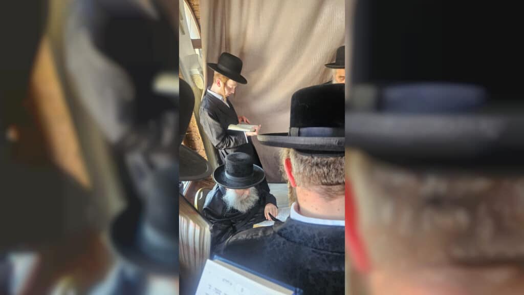 שבועות במעזיבוז': מאות חגגו מתן תורה בציון הבעל שם טוב