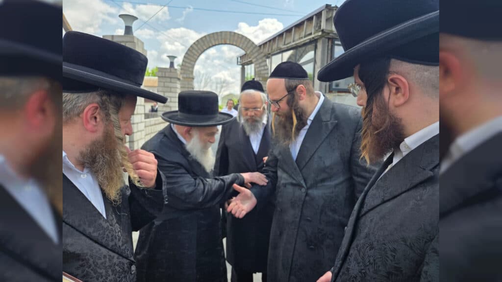 שבועות במעזיבוז': מאות חגגו מתן תורה בציון הבעל שם טוב