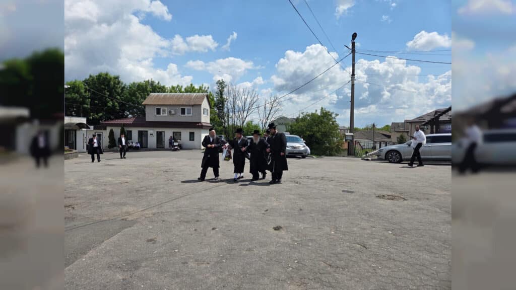 שבועות במעזיבוז': מאות חגגו מתן תורה בציון הבעל שם טוב