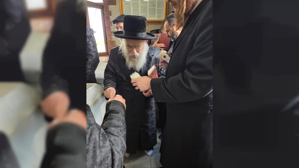 שבועות במעזיבוז': מאות חגגו מתן תורה בציון הבעל שם טוב