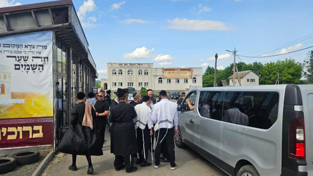 שבועות במעזיבוז': מאות חגגו מתן תורה בציון הבעל שם טוב