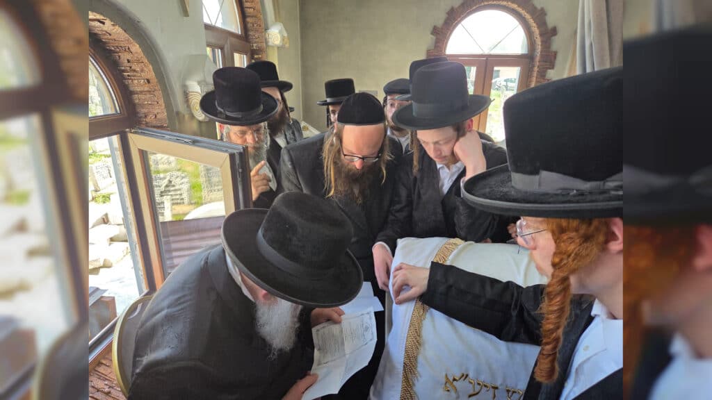 שבועות במעזיבוז': מאות חגגו מתן תורה בציון הבעל שם טוב