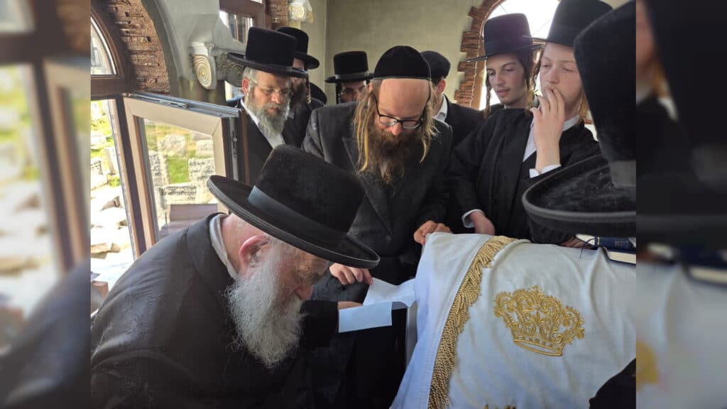 שבועות במעזיבוז': מאות חגגו מתן תורה בציון הבעל שם טוב