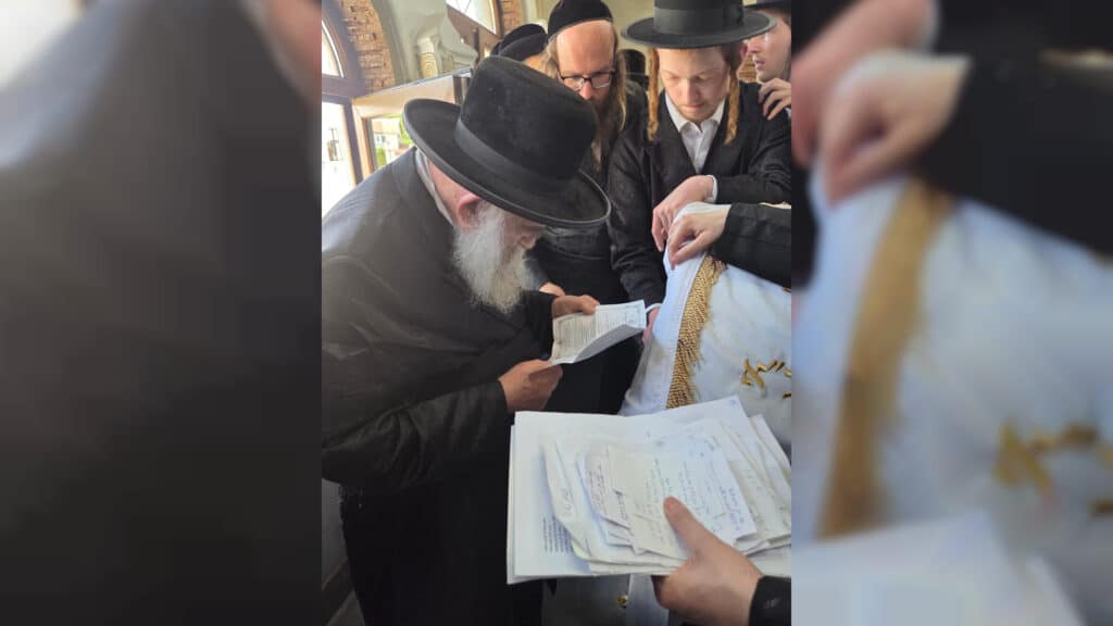 שבועות במעזיבוז': מאות חגגו מתן תורה בציון הבעל שם טוב