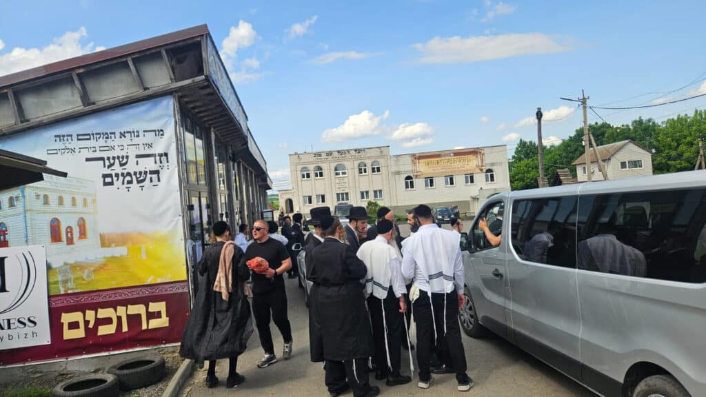 שבועות במעזיבוז': מאות חגגו מתן תורה בציון הבעל שם טוב