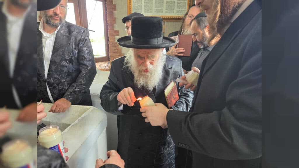 שבועות במעזיבוז': מאות חגגו מתן תורה בציון הבעל שם טוב