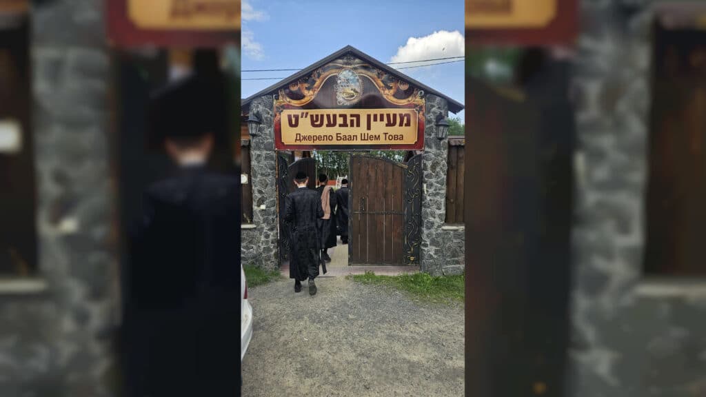 שבועות במעזיבוז': מאות חגגו מתן תורה בציון הבעל שם טוב