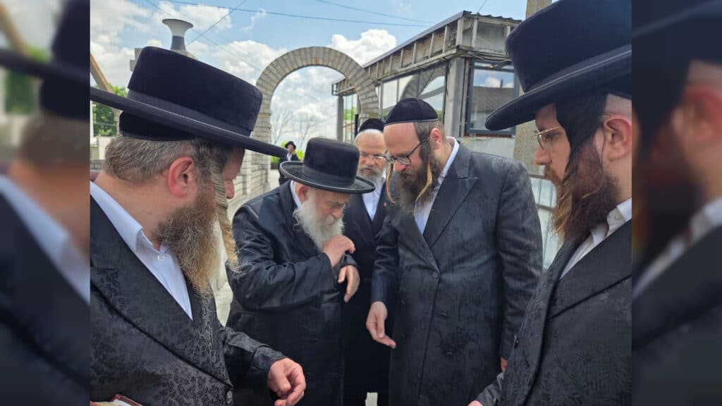 שבועות במעזיבוז': מאות חגגו מתן תורה בציון הבעל שם טוב