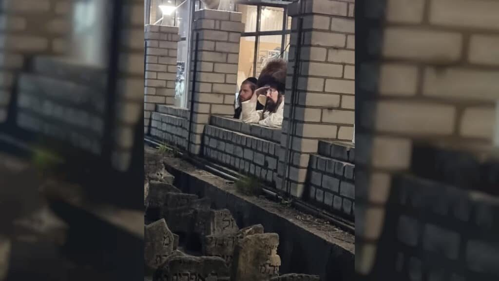 שבועות במעזיבוז': מאות חגגו מתן תורה בציון הבעל שם טוב