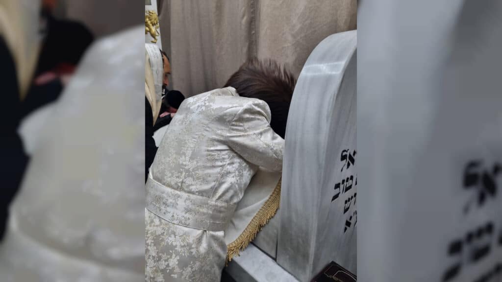 שבועות במעזיבוז': מאות חגגו מתן תורה בציון הבעל שם טוב