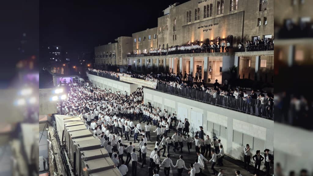 לראשונה מזה 17 שנה: בישיבת פוניבז' הכניסו ספר תורה