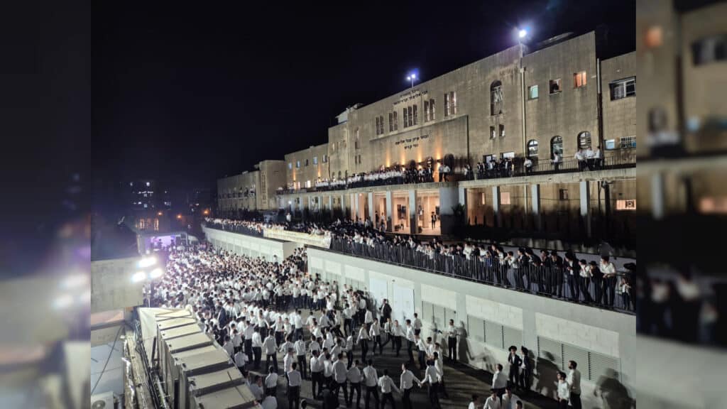 לראשונה מזה 17 שנה: בישיבת פוניבז' הכניסו ספר תורה