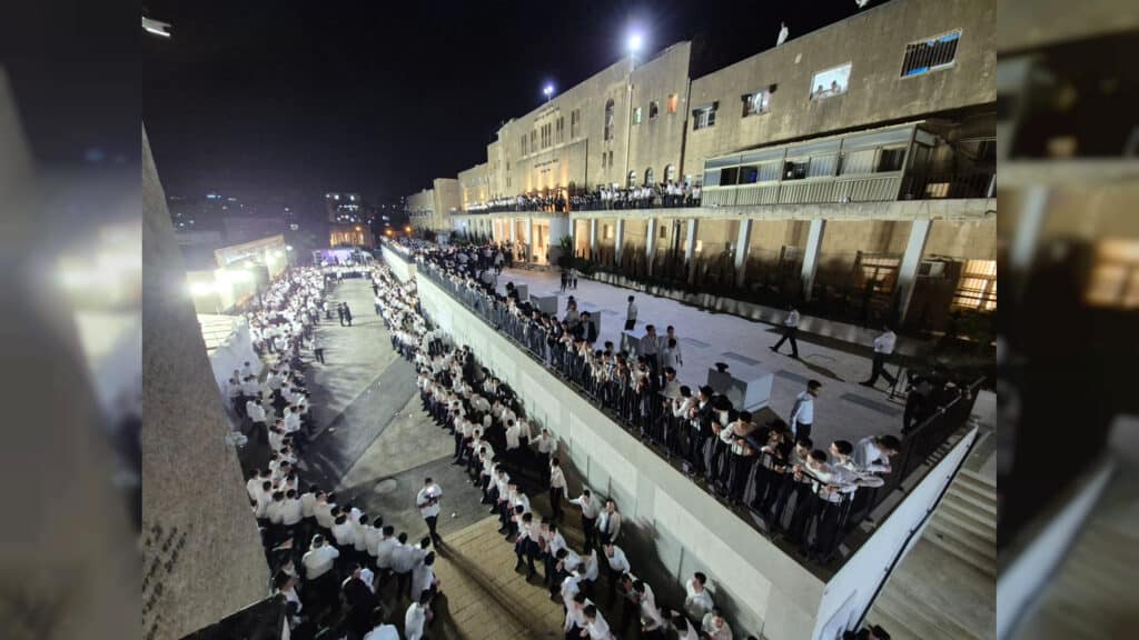 לראשונה מזה 17 שנה: בישיבת פוניבז' הכניסו ספר תורה