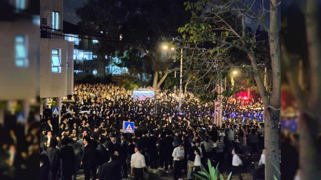 לראשונה מזה 17 שנה: בישיבת פוניבז' הכניסו ספר תורה