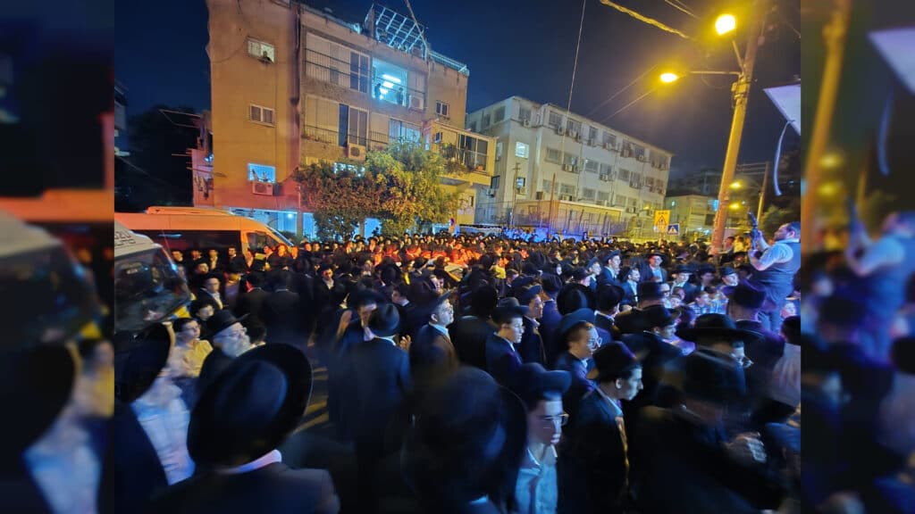 לראשונה מזה 17 שנה: בישיבת פוניבז' הכניסו ספר תורה