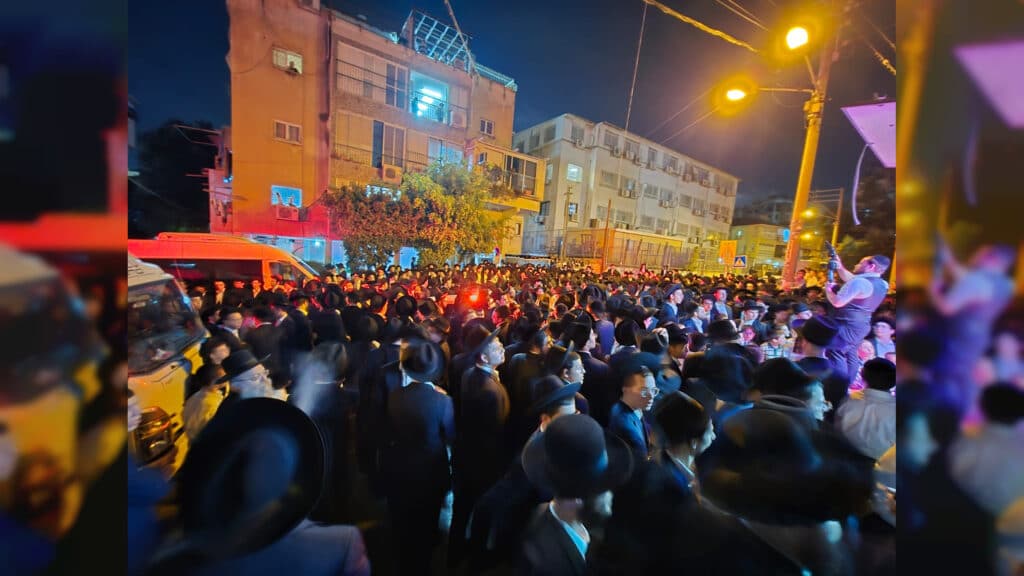 לראשונה מזה 17 שנה: בישיבת פוניבז' הכניסו ספר תורה