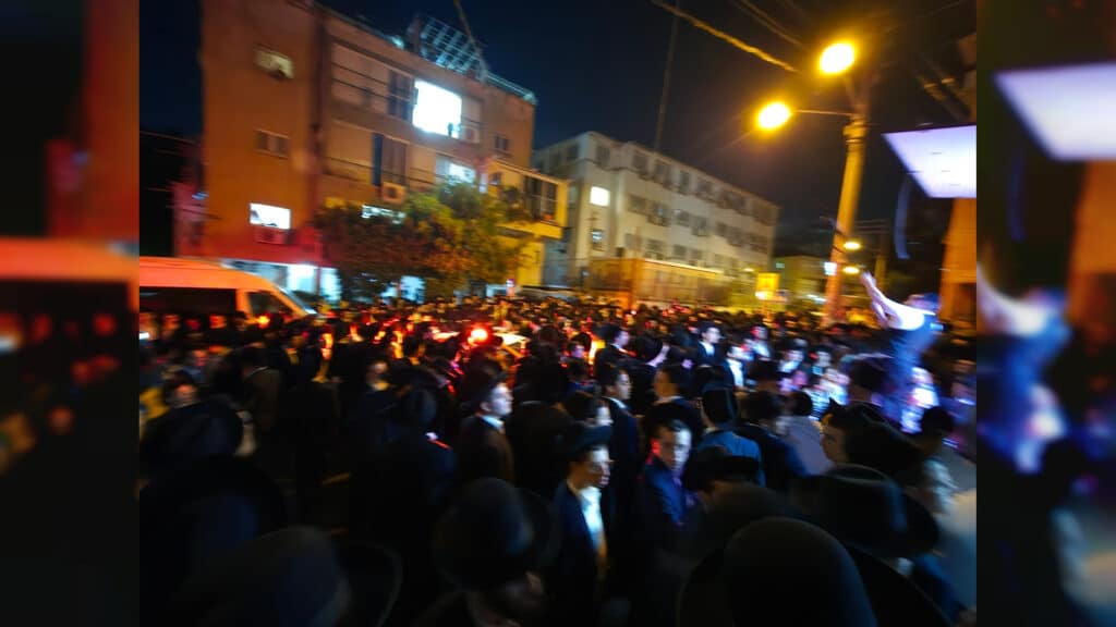 לראשונה מזה 17 שנה: בישיבת פוניבז' הכניסו ספר תורה