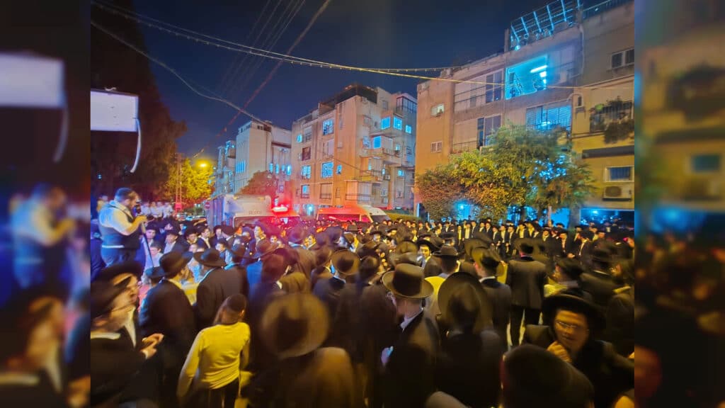 לראשונה מזה 17 שנה: בישיבת פוניבז' הכניסו ספר תורה