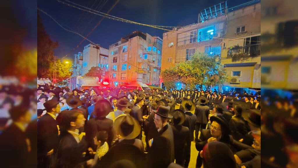 לראשונה מזה 17 שנה: בישיבת פוניבז' הכניסו ספר תורה