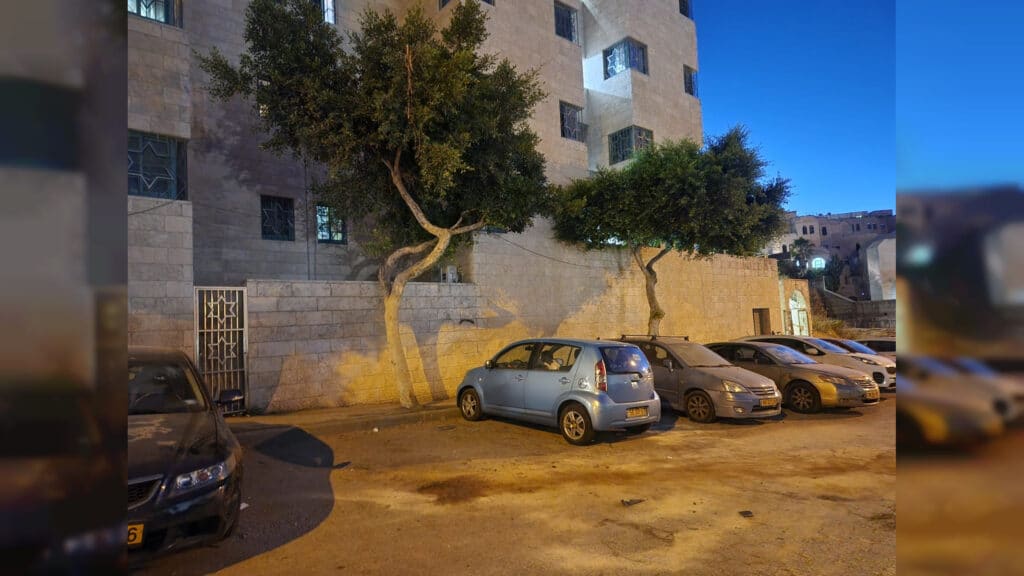 בליל שבת: רסיס ענק נפל בשבת בכניסת הישיבה ללא נפגעים