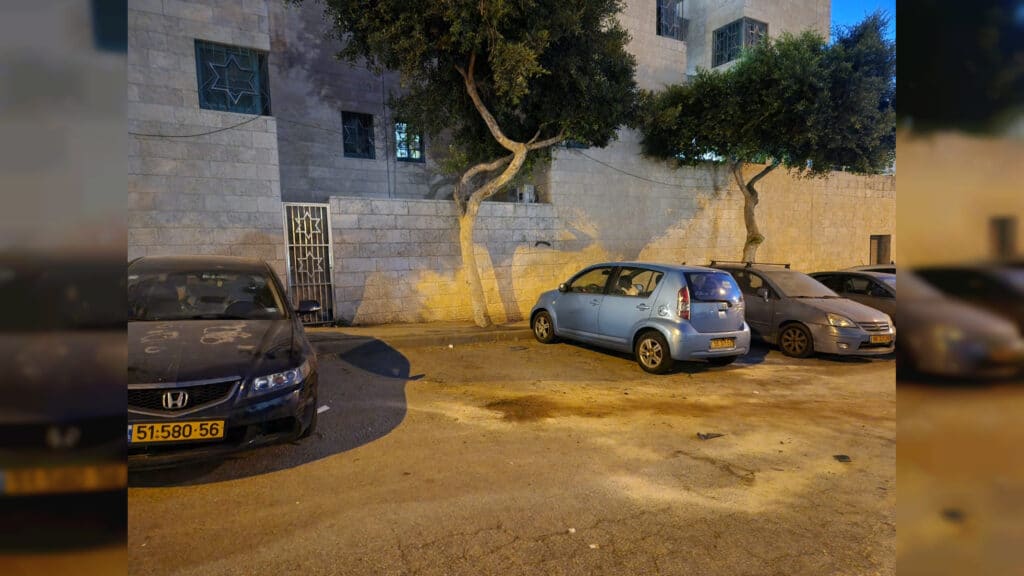 בליל שבת: רסיס ענק נפל בשבת בכניסת הישיבה ללא נפגעים