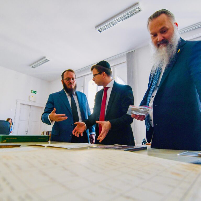 לאחר 20 שנה: השר לענייני האיחוד האירופי ביקר בקהילה האורתודוקסית בבודפשט