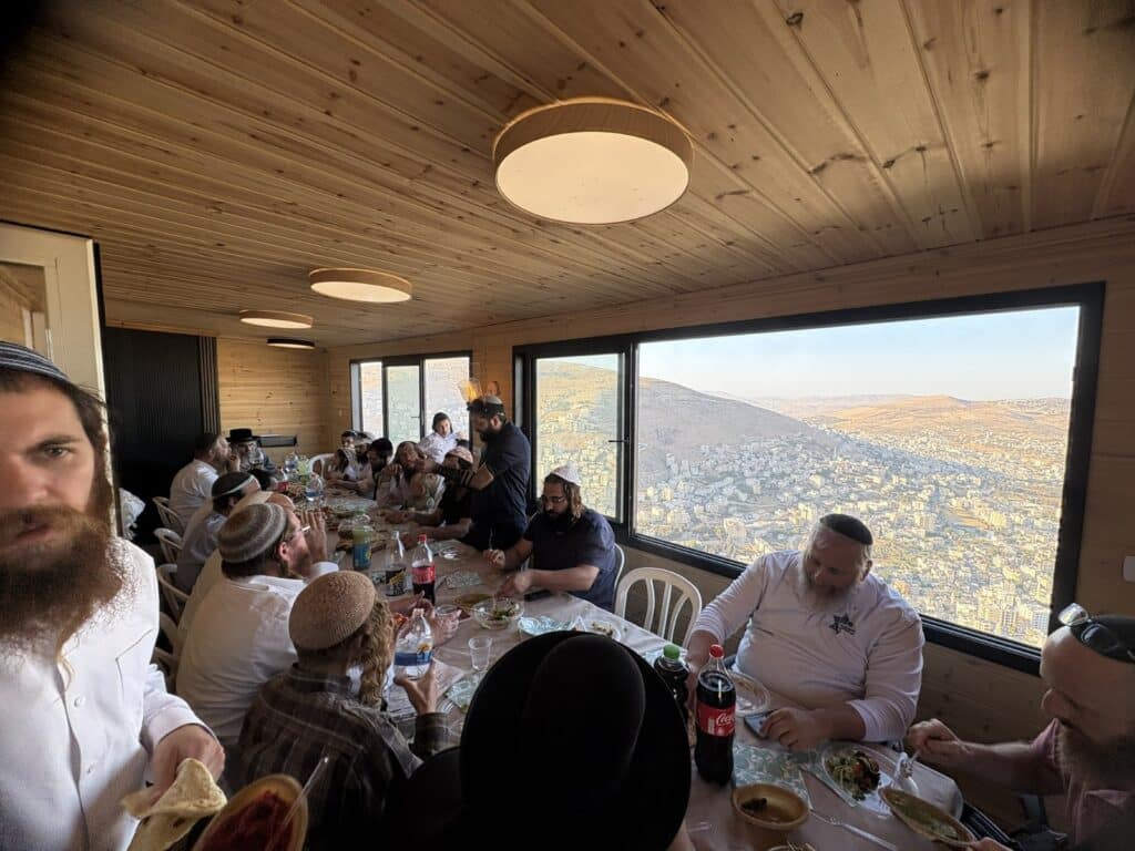 נחנך בית המדרש היחיד בעולם שצופה על קבר יוסף הצדיק