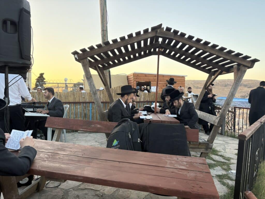 נחנך בית המדרש היחיד בעולם שצופה על קבר יוסף הצדיק