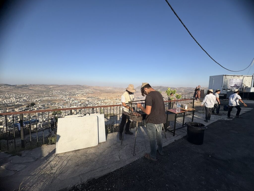 נחנך בית המדרש היחיד בעולם שצופה על קבר יוסף הצדיק
